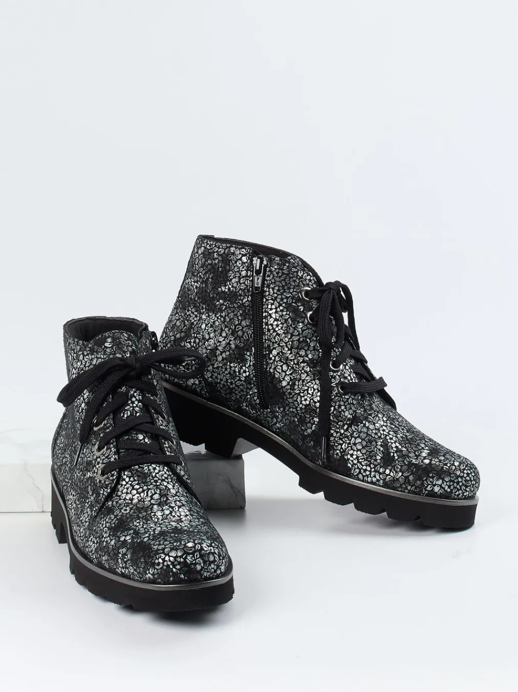 – Schnürboots aus geprägtem Leder-Christian Dietz New