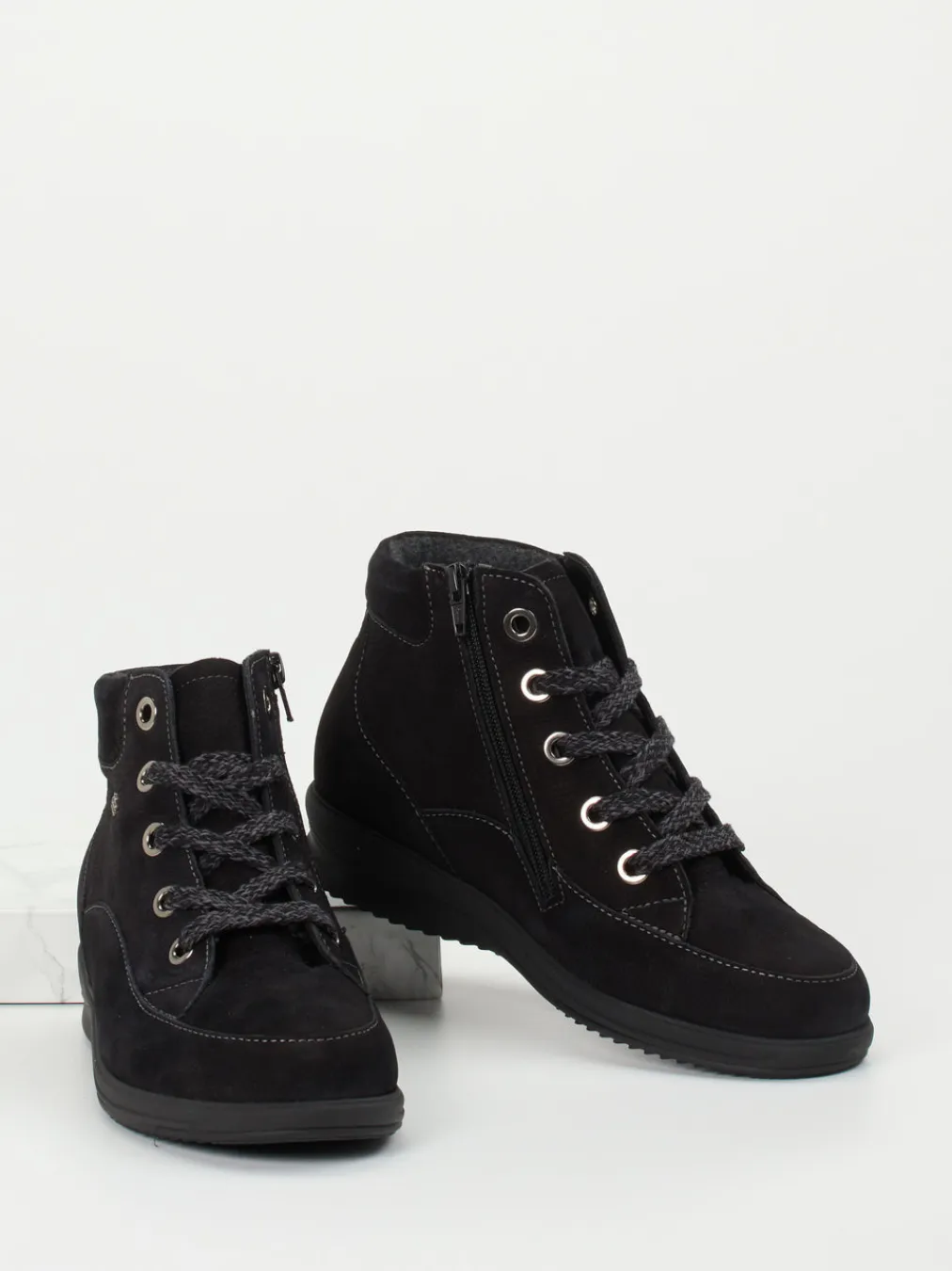 – Schnürstiefelette aus Nubukleder-Finn Comfort New