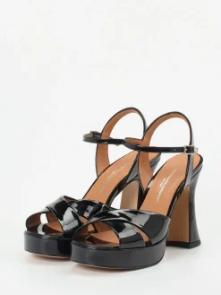 – Plateau-Sandalette aus Lackleder-Konstantin Starke