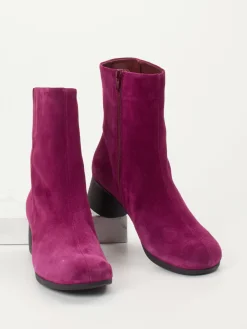 – Ankle Boots aus Veloursleder in Beerenrot-Think Best