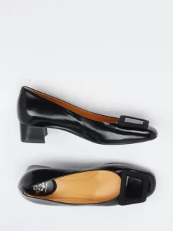 – Pumps aus Lackleder mit Zierschnalle-Truman's Outlet