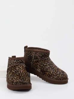 – Stiefeletten aus Fell mit Leoprint-UGG