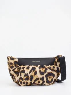 – Schultertasche aus Nylon im Leoprint-VeeCollective Berlin Hot